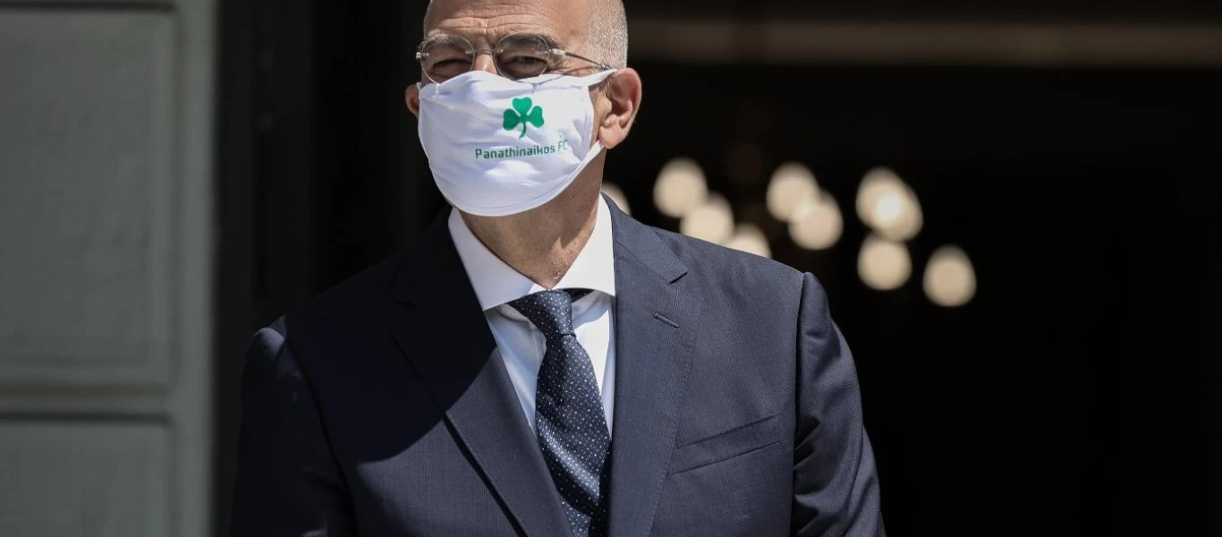 Ο ΥΠΕΞ Ν.Δένδιας απαντάει: «Γι' αυτό φόρεσα την μάσκα του Παναθηναϊκού»